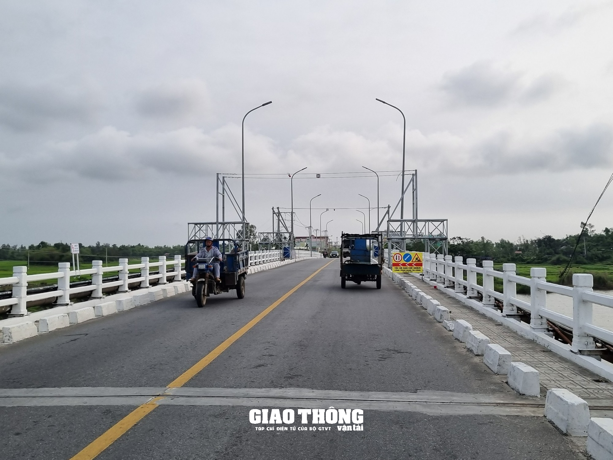 Lắp đặt các thiết bị thông minh từ Hàn Quốc trên hai cây cầu ở Quảng Nam - Ảnh 1.