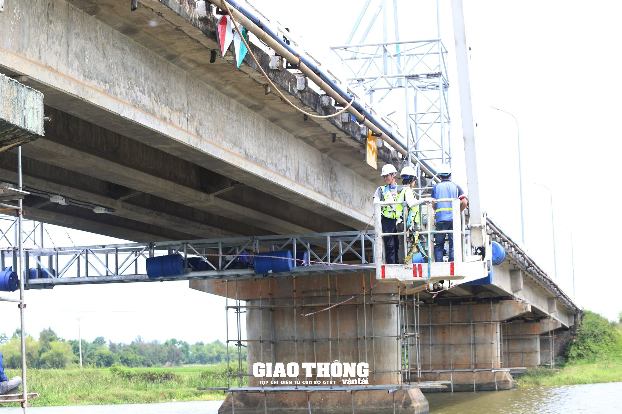 Lắp đặt các thiết bị thông minh từ Hàn Quốc trên hai cây cầu ở Quảng Nam - Ảnh 3.