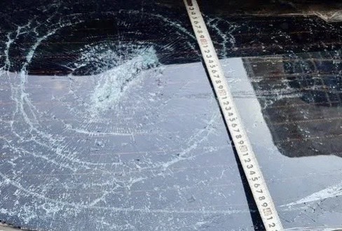 Khởi tố nam thanh niên ném đá, chém vỡ kính ôtô đang đi trên đường ở Đắk Lắk - Ảnh 1.