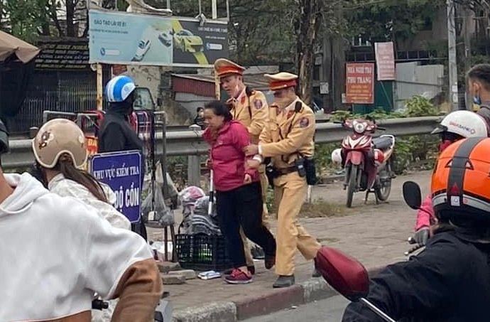 CSGT bắt người phụ nữ cướp điện thoại ở Hà Nội - Ảnh 1.