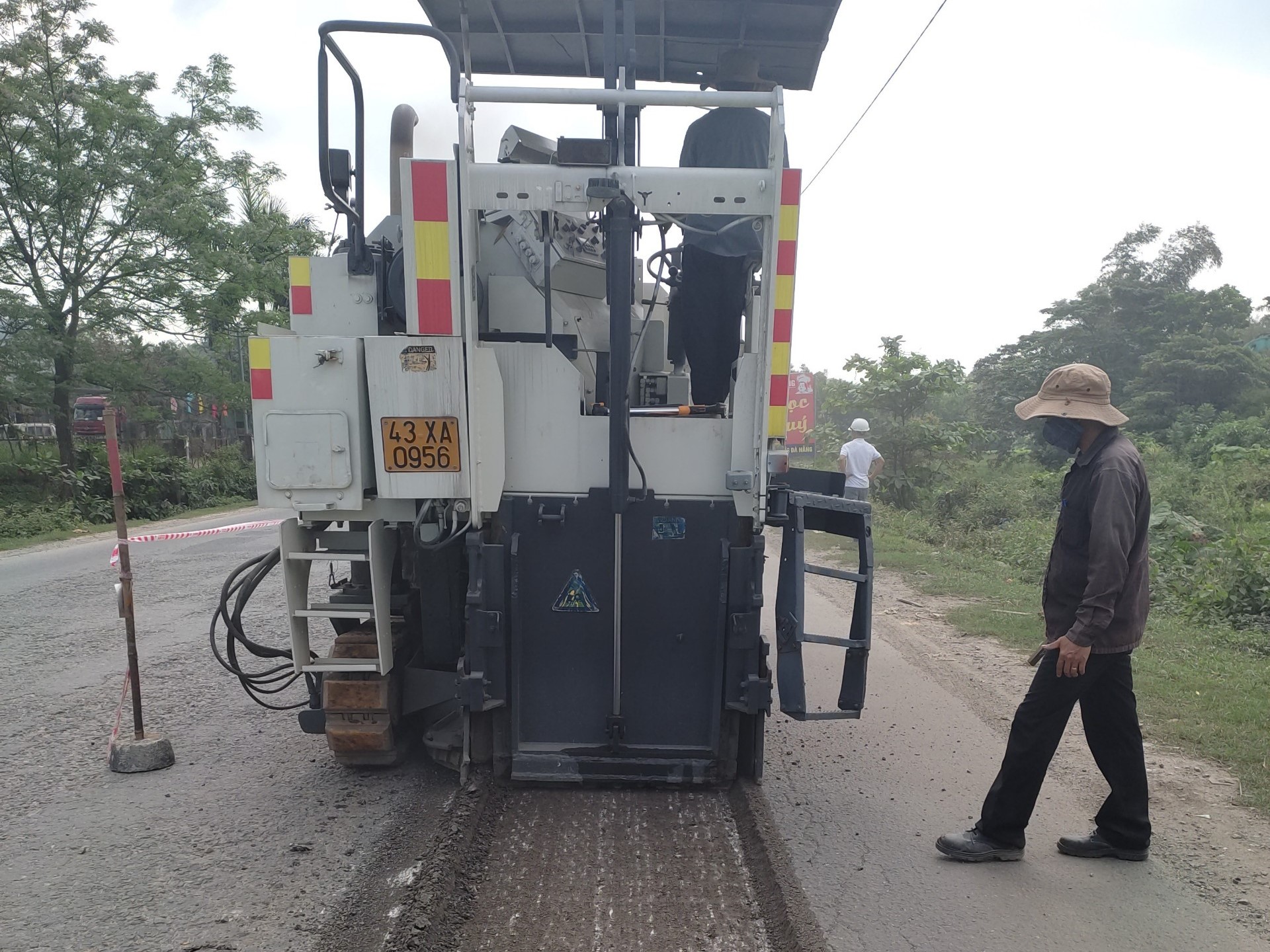 Cận cảnh vá sửa mặt đường, đảm bảo ATGT tuyến hầm Hải Vân-Túy Loan - Ảnh 4.