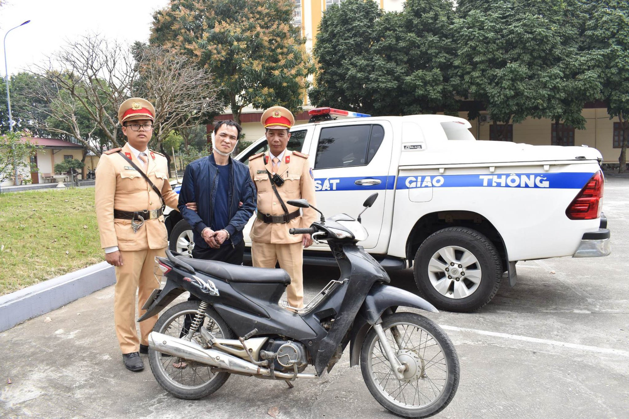 Tuần tra trên tuyến CSGT Ninh Bình bắt đối tượng mới ra tù được 10 ngày cướp giật - Ảnh 1.
