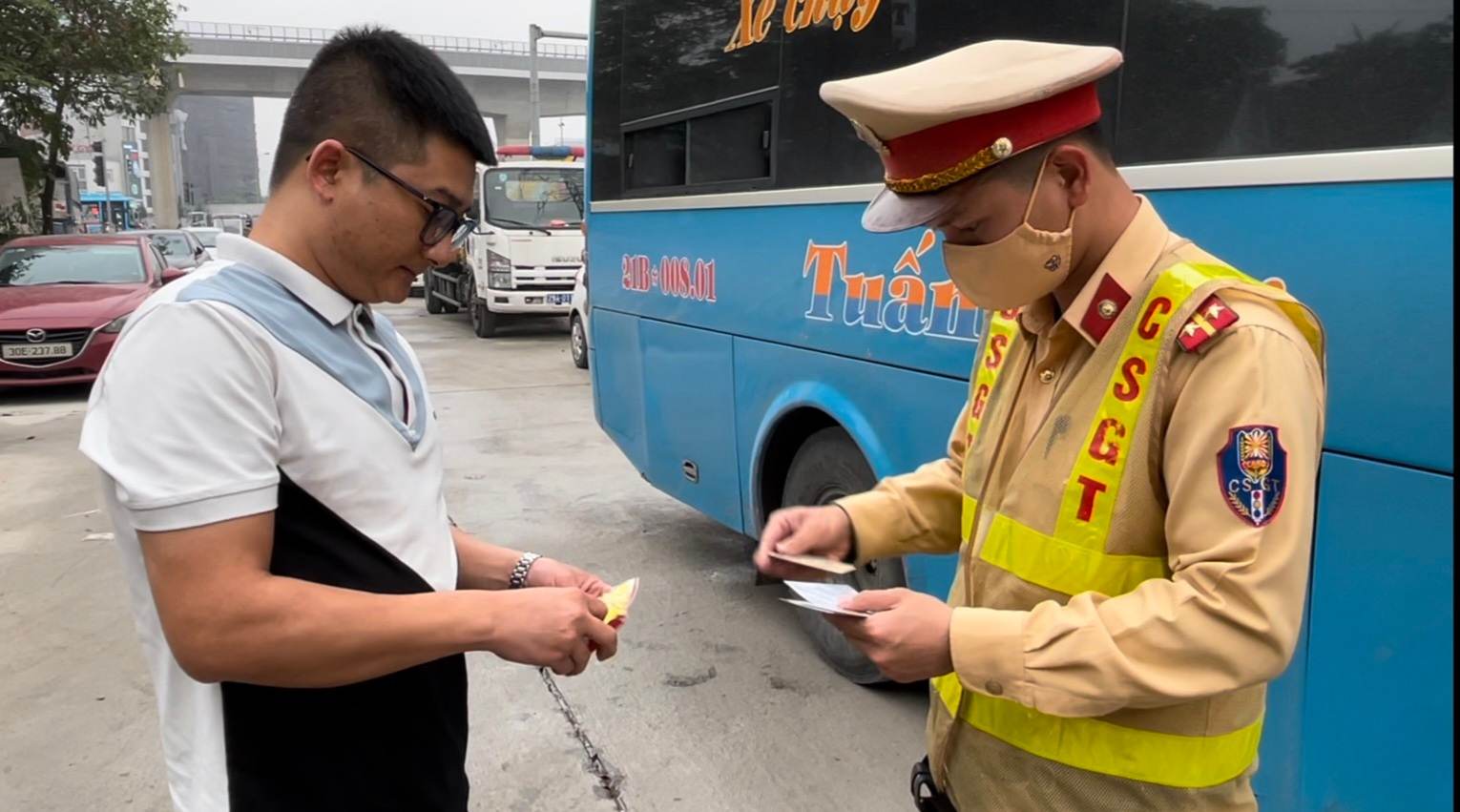 CSGT Hà Nội phát hiện lái xe ô tô khách nhà xe Tuấn Thư dương tính với ma tuý - Ảnh 1.