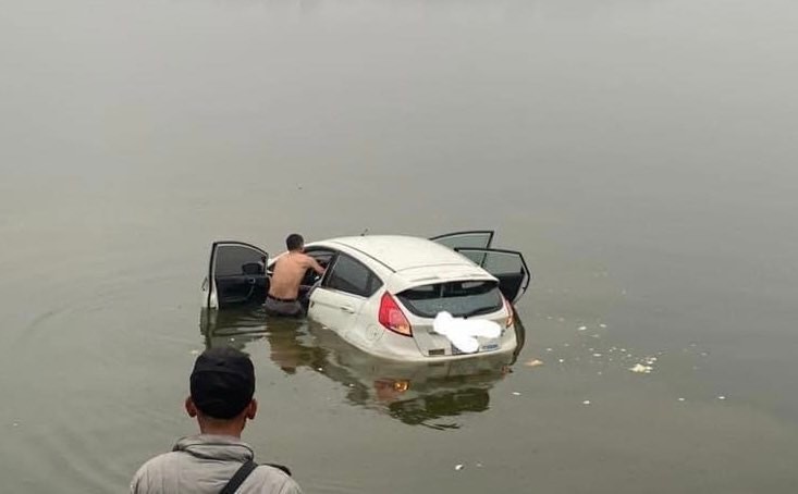 Hà Nội: Trục vớt ô tô 4 chỗ lao xuống hồ Tây - Ảnh 1.