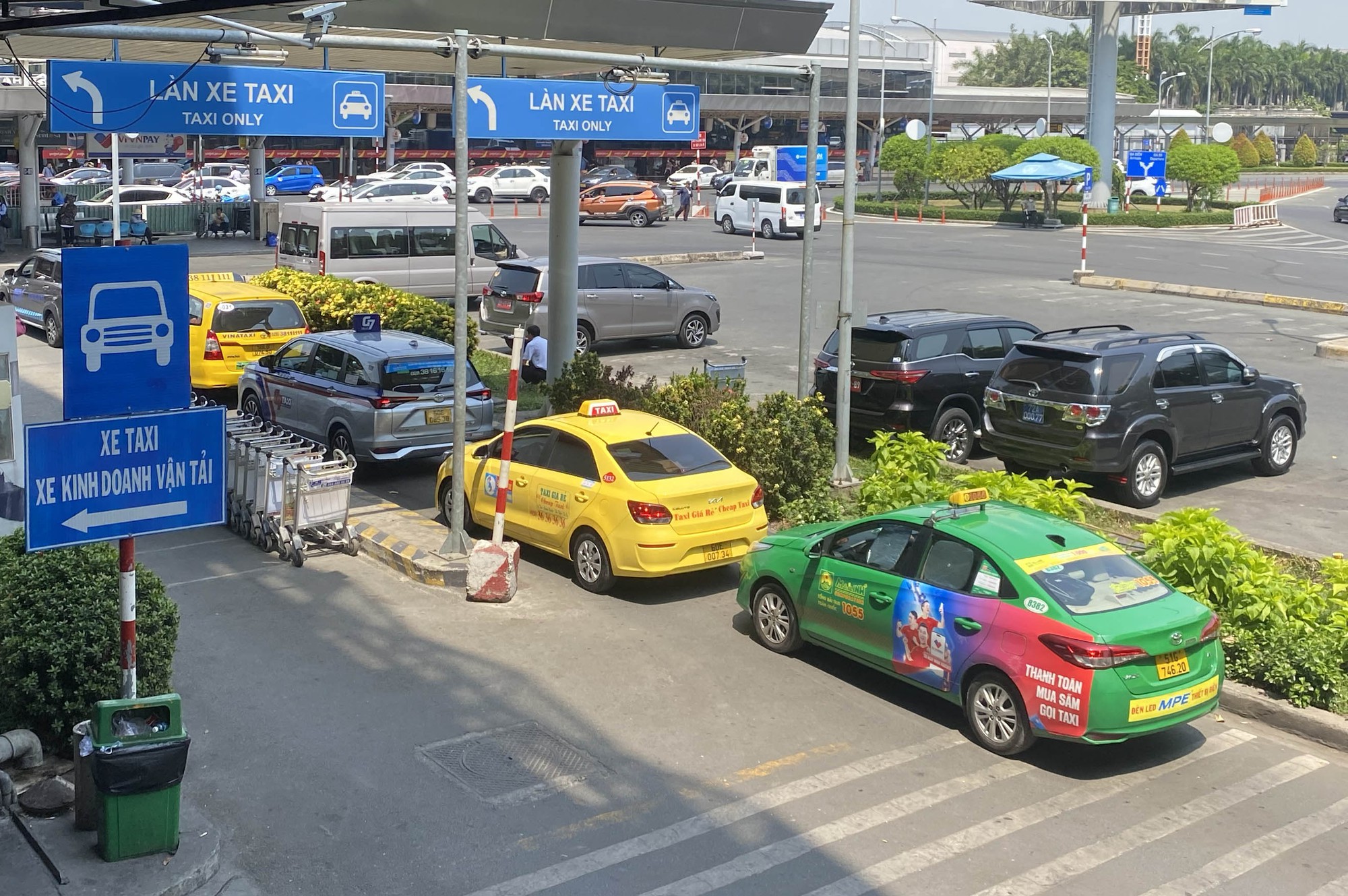 Tài xế &quot;lóng ngóng&quot; khi tạm ngưng thu phí taxi vào sân bay Tân Sơn Nhất đón khách - Ảnh 1.