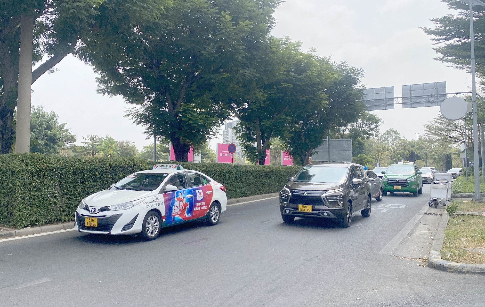Tài xế &quot;lóng ngóng&quot; khi tạm ngưng thu phí taxi vào sân bay Tân Sơn Nhất đón khách - Ảnh 5.