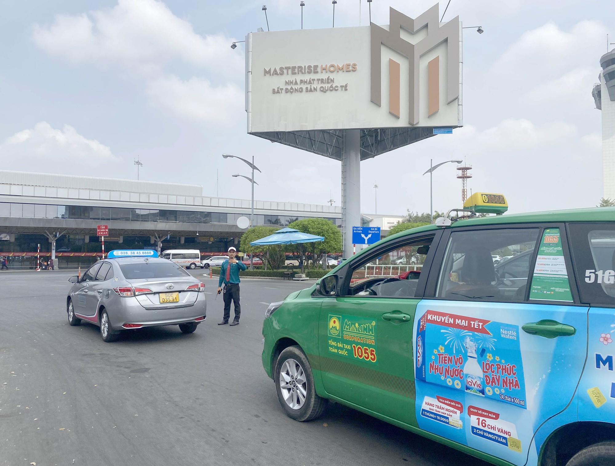 Tài xế &quot;lóng ngóng&quot; khi tạm ngưng thu phí taxi vào sân bay Tân Sơn Nhất đón khách - Ảnh 6.