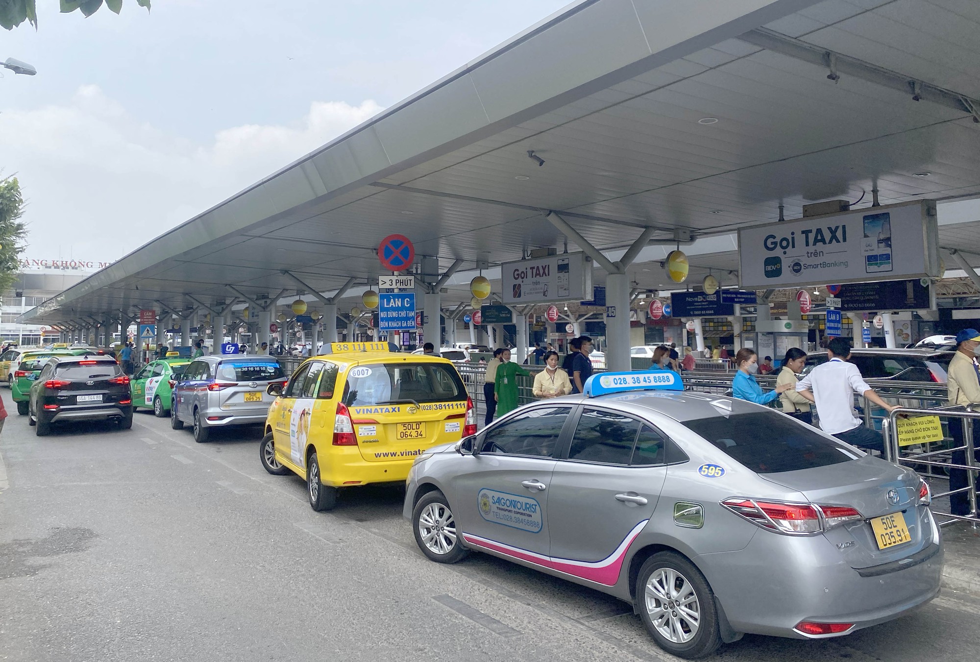 Tài xế &quot;lóng ngóng&quot; khi tạm ngưng thu phí taxi vào sân bay Tân Sơn Nhất đón khách - Ảnh 8.
