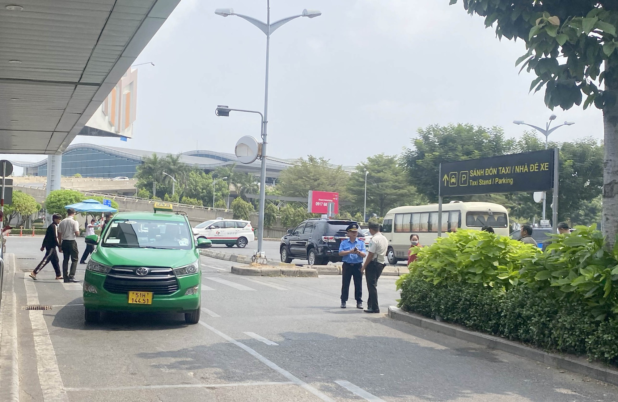 Tài xế &quot;lóng ngóng&quot; khi tạm ngưng thu phí taxi vào sân bay Tân Sơn Nhất đón khách - Ảnh 12.
