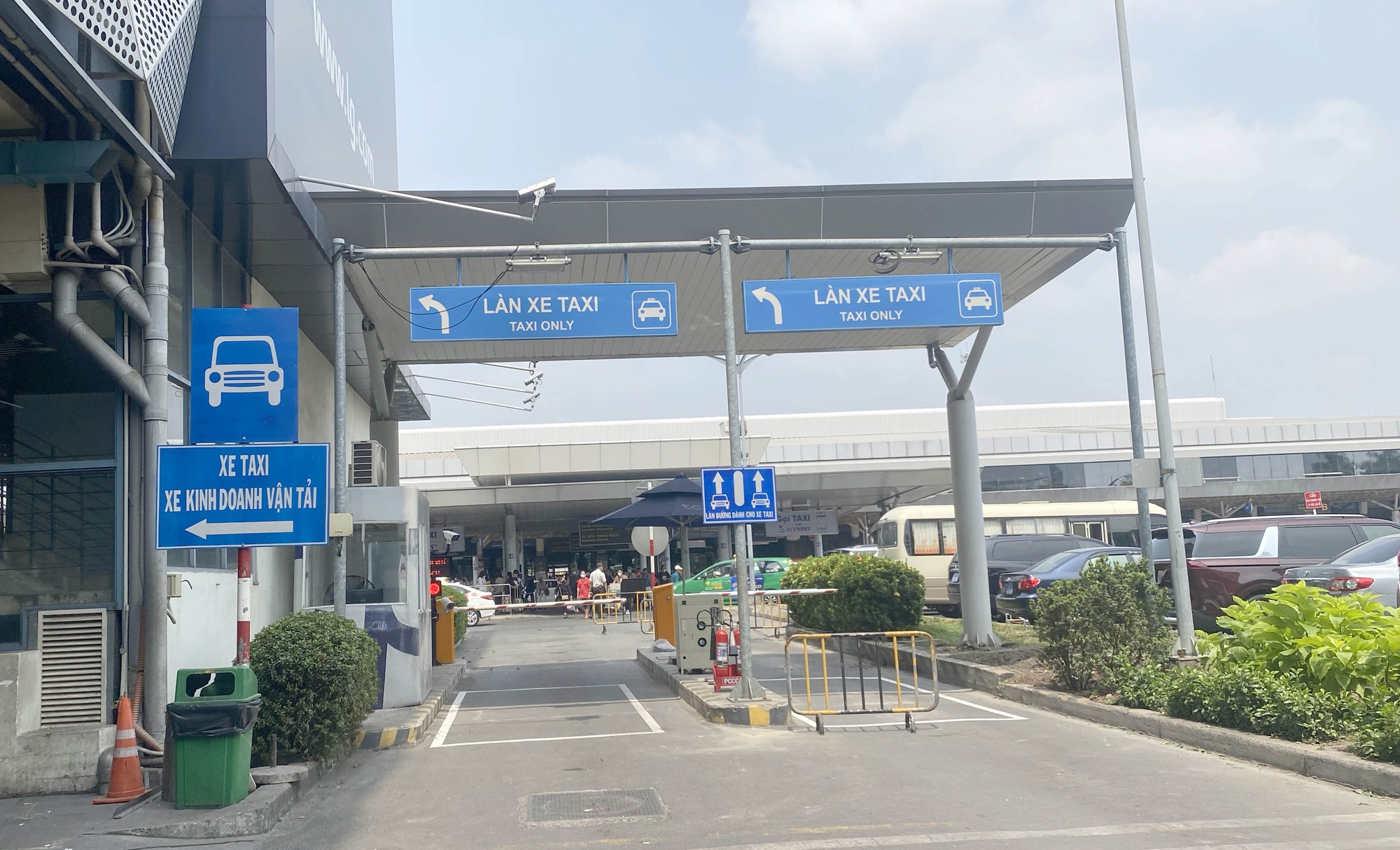 Tài xế &quot;lóng ngóng&quot; khi tạm ngưng thu phí taxi vào sân bay Tân Sơn Nhất đón khách - Ảnh 10.