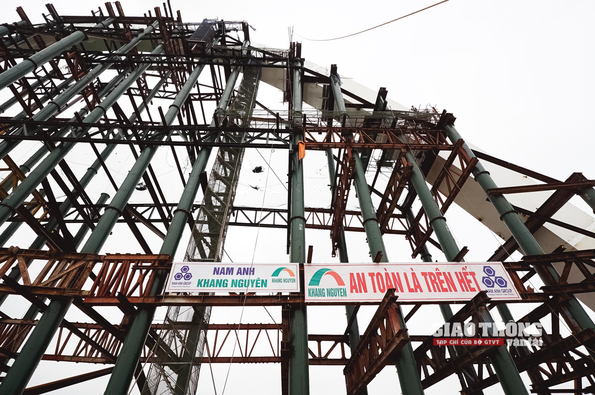 Phóng sự ảnh: Mục sở thị cầu vòm thép cao nhất Việt Nam chuẩn bị khánh thành - Ảnh 8.