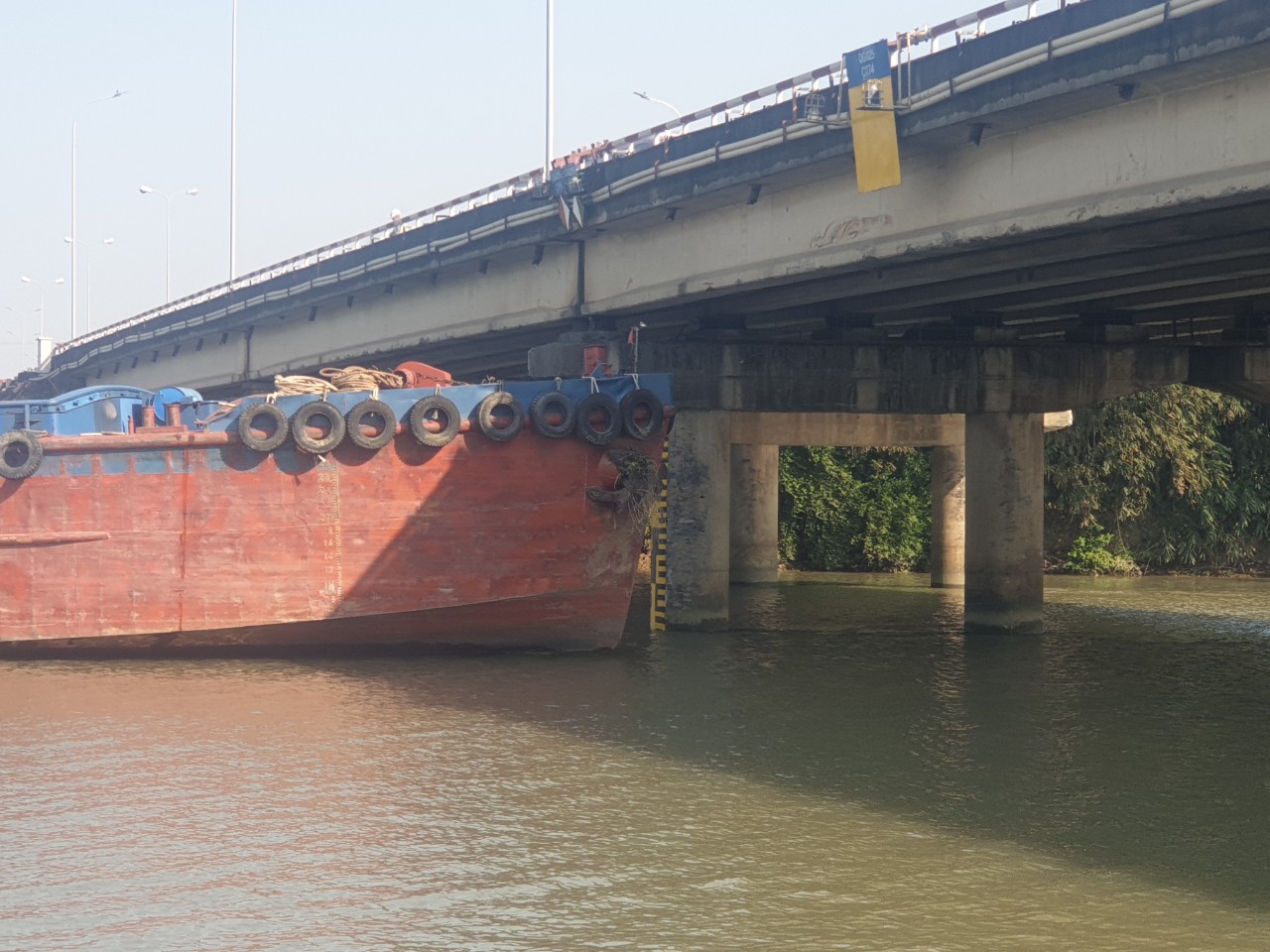 Quy định bất cập, lo ngại tăng tai nạn đường thủy tại cầu vượt sông- Ảnh 2.