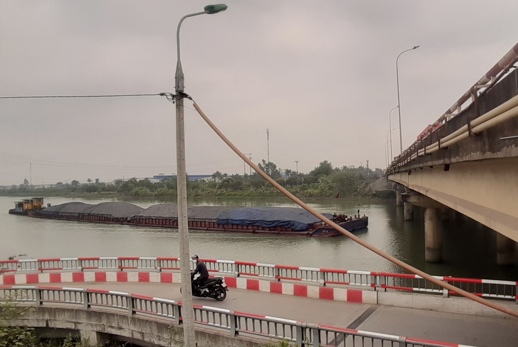 Quy định bất cập, lo ngại tăng tai nạn đường thủy tại cầu vượt sông- Ảnh 1.