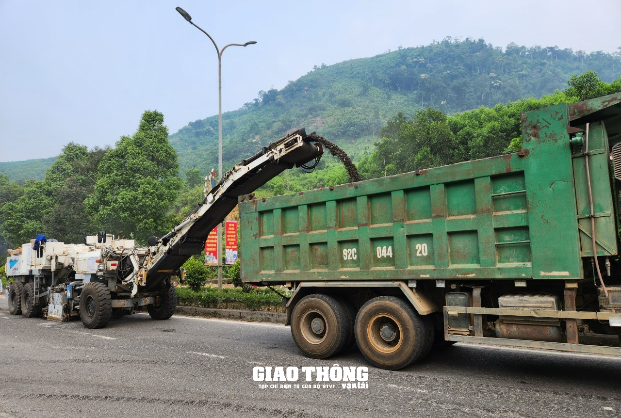 Cận cảnh nhà thầu rốt ráo sửa chữa mặt đường tuyến Hồ Chí Minh qua Quảng Nam - Ảnh 3.