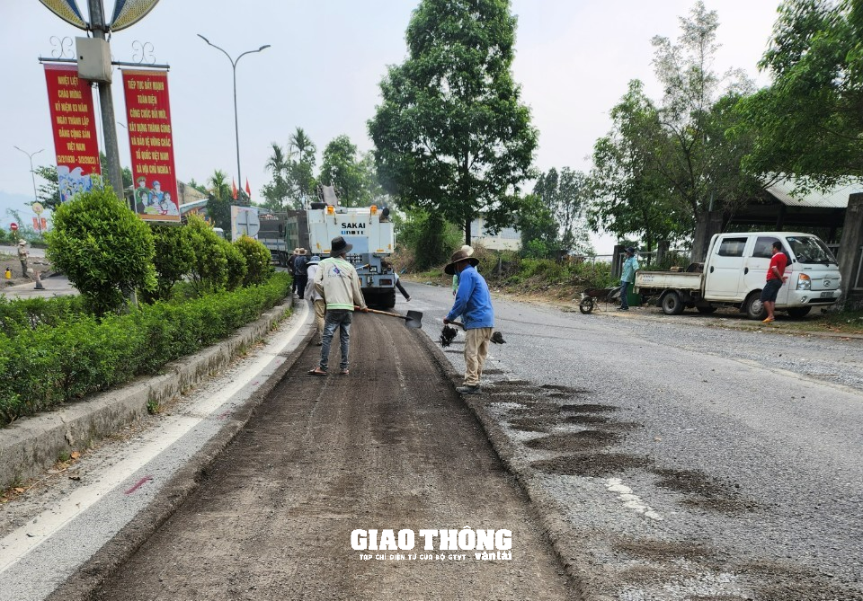 Cận cảnh nhà thầu rốt ráo sửa chữa mặt đường tuyến Hồ Chí Minh qua Quảng Nam - Ảnh 5.