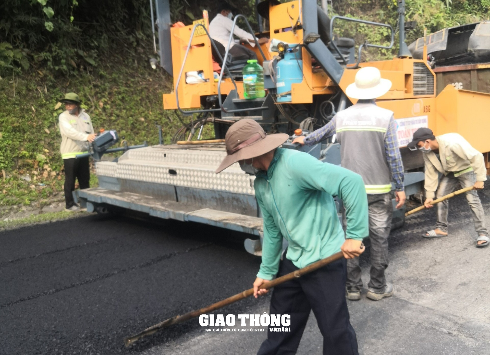 Cận cảnh nhà thầu rốt ráo sửa chữa mặt đường tuyến Hồ Chí Minh qua Quảng Nam - Ảnh 9.