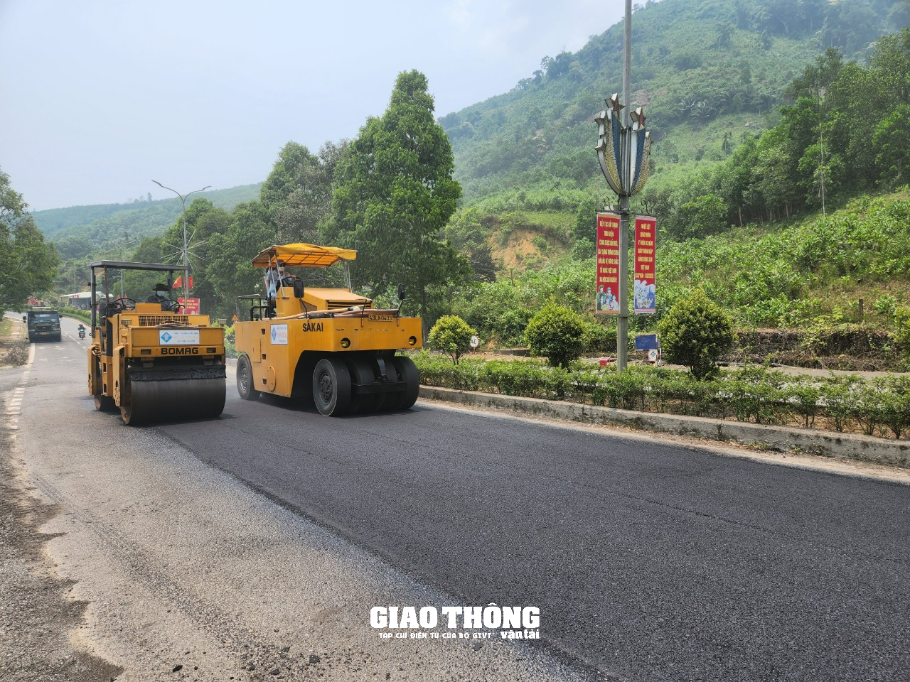Cận cảnh nhà thầu rốt ráo sửa chữa mặt đường tuyến Hồ Chí Minh qua Quảng Nam - Ảnh 10.