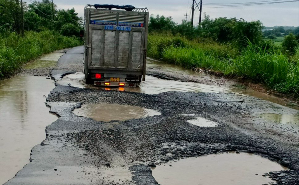 Đường liên xã nối 2 quốc lộ ở Đắk Lắk hư hỏng nặng, gây mất ATGT - Ảnh 1.