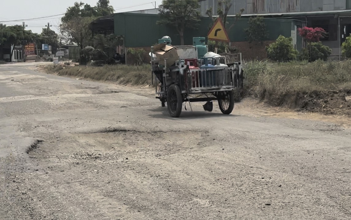 Đường liên xã nối 2 quốc lộ ở Đắk Lắk hư hỏng nặng, gây mất ATGT - Ảnh 8.