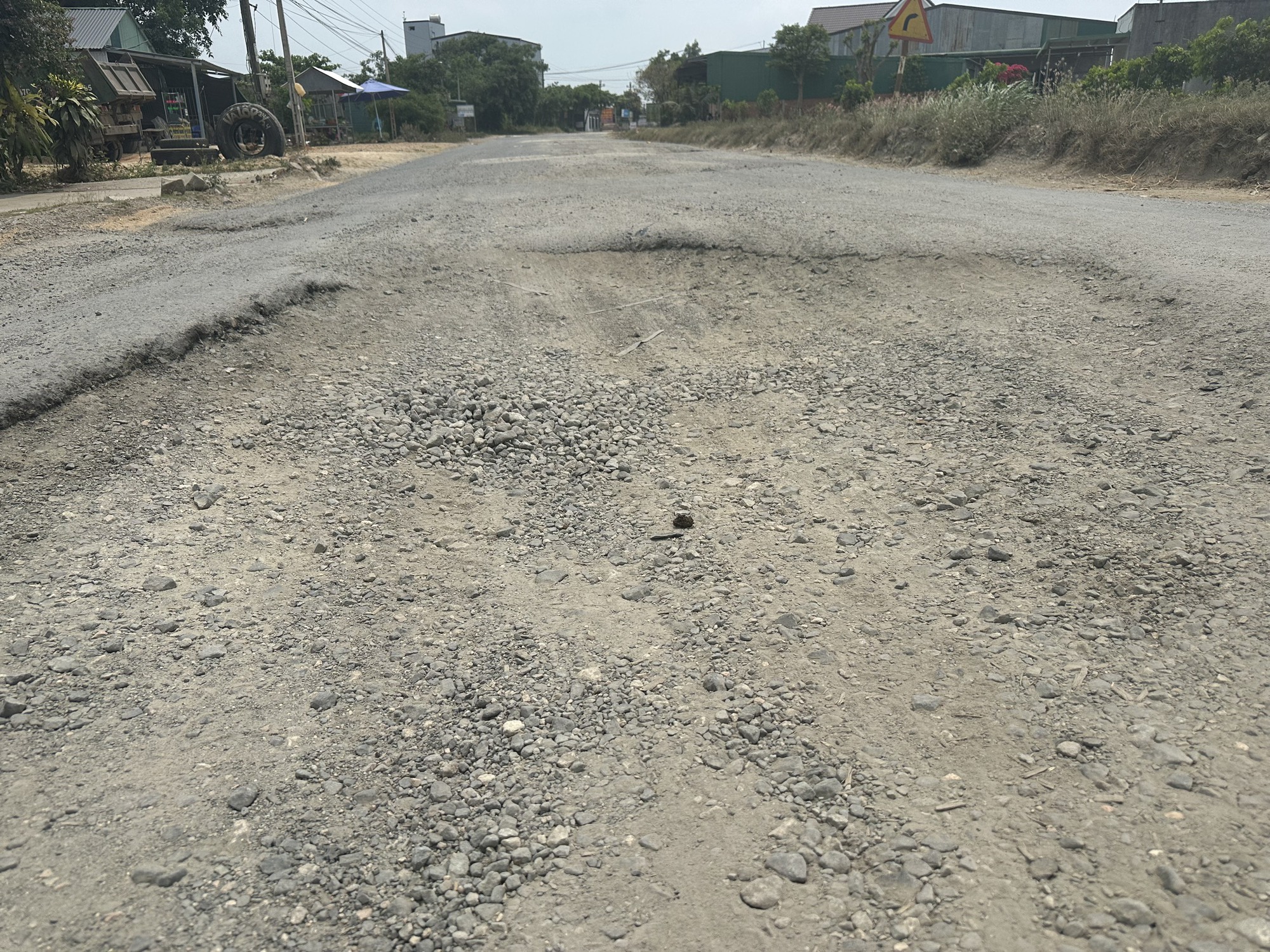 Đường liên xã nối 2 quốc lộ ở Đắk Lắk hư hỏng nặng, gây mất ATGT - Ảnh 6.