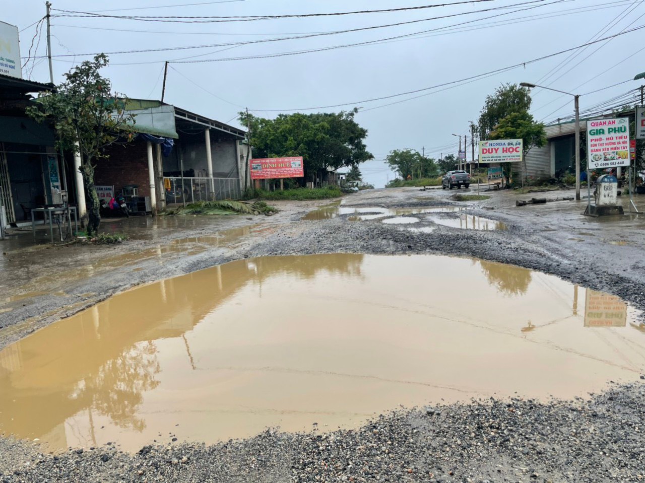 Đường liên xã nối 2 quốc lộ ở Đắk Lắk hư hỏng nặng, gây mất ATGT - Ảnh 4.