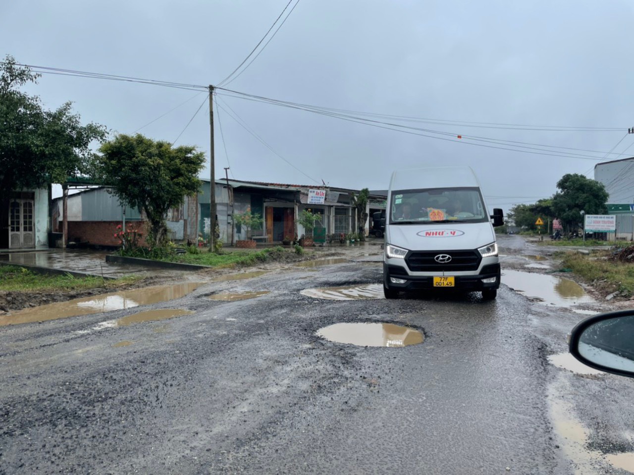 Đường liên xã nối 2 quốc lộ ở Đắk Lắk hư hỏng nặng, gây mất ATGT - Ảnh 9.