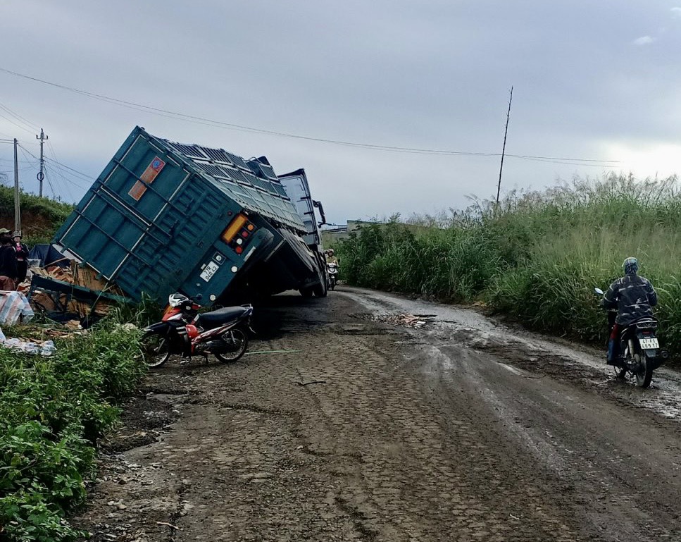 Đường liên xã nối 2 quốc lộ ở Đắk Lắk hư hỏng nặng, gây mất ATGT - Ảnh 3.