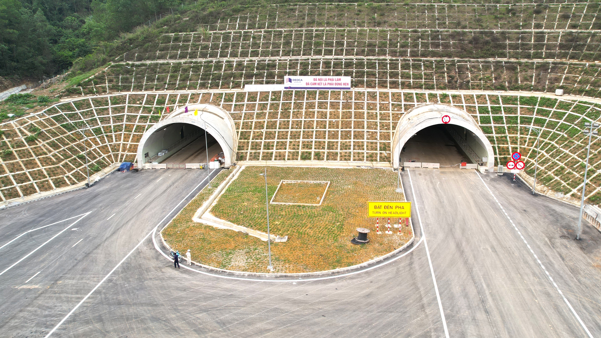 Hoàn thành hầm lớn nhất cao tốc Bắc - Nam qua Ninh Bình - Thanh Hóa  - Ảnh 1.