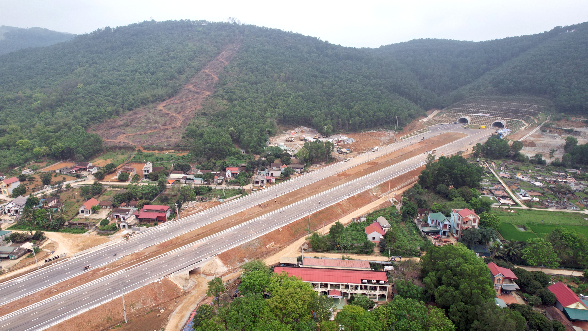 Hoàn thành hầm lớn nhất cao tốc Bắc - Nam qua Ninh Bình - Thanh Hóa  - Ảnh 2.