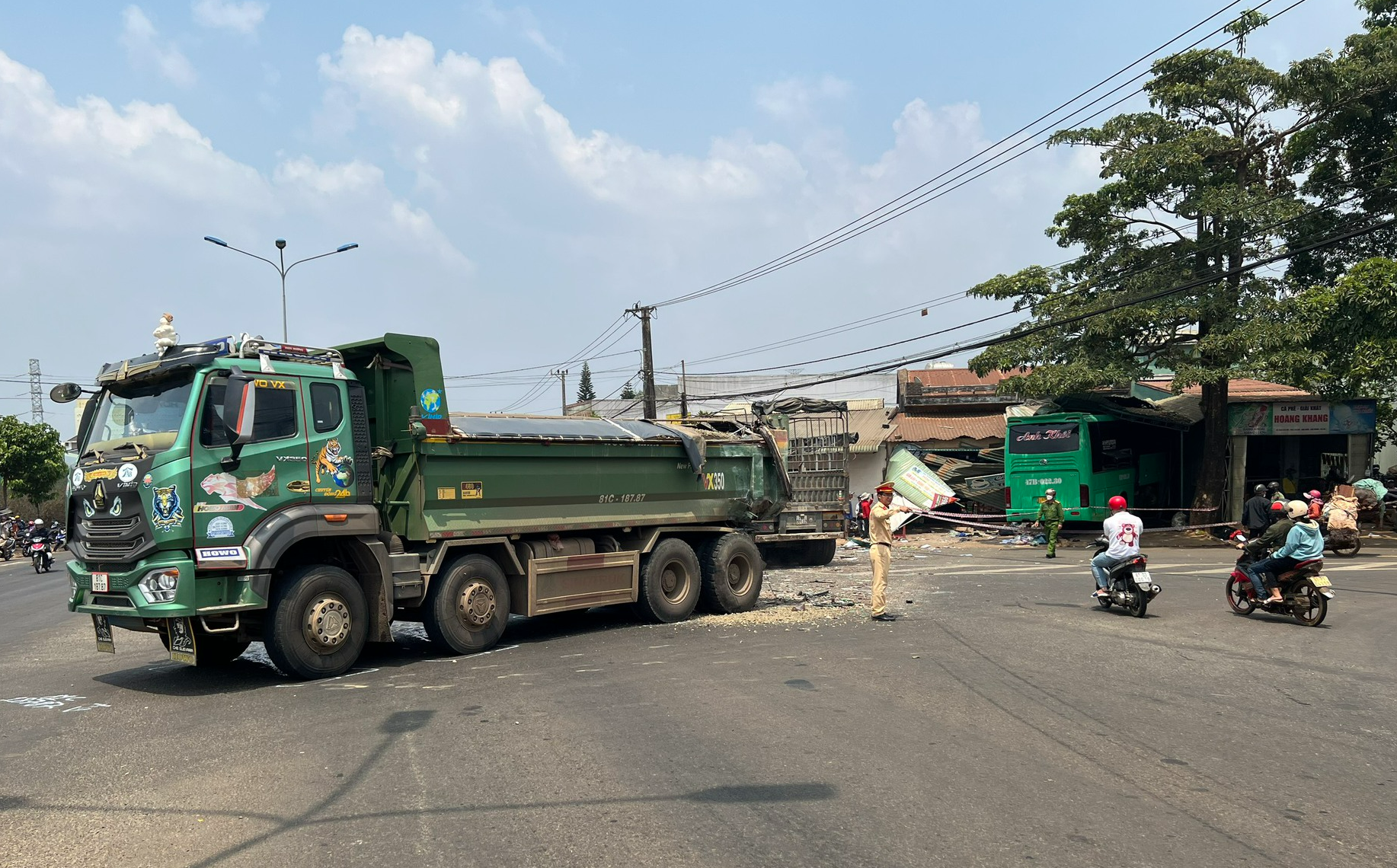 TNGT giữa xe khách và xe tải ở Gia Lai: 2 người chết, 8 người bị thương - Ảnh 1.