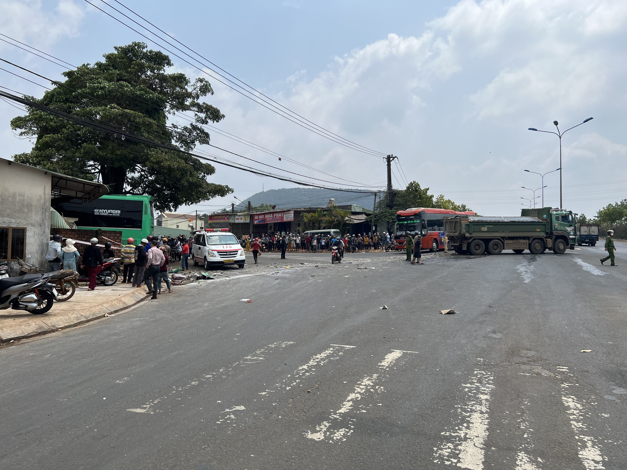 TNGT giữa xe khách và xe tải ở Gia Lai: 2 người chết, 8 người bị thương - Ảnh 2.