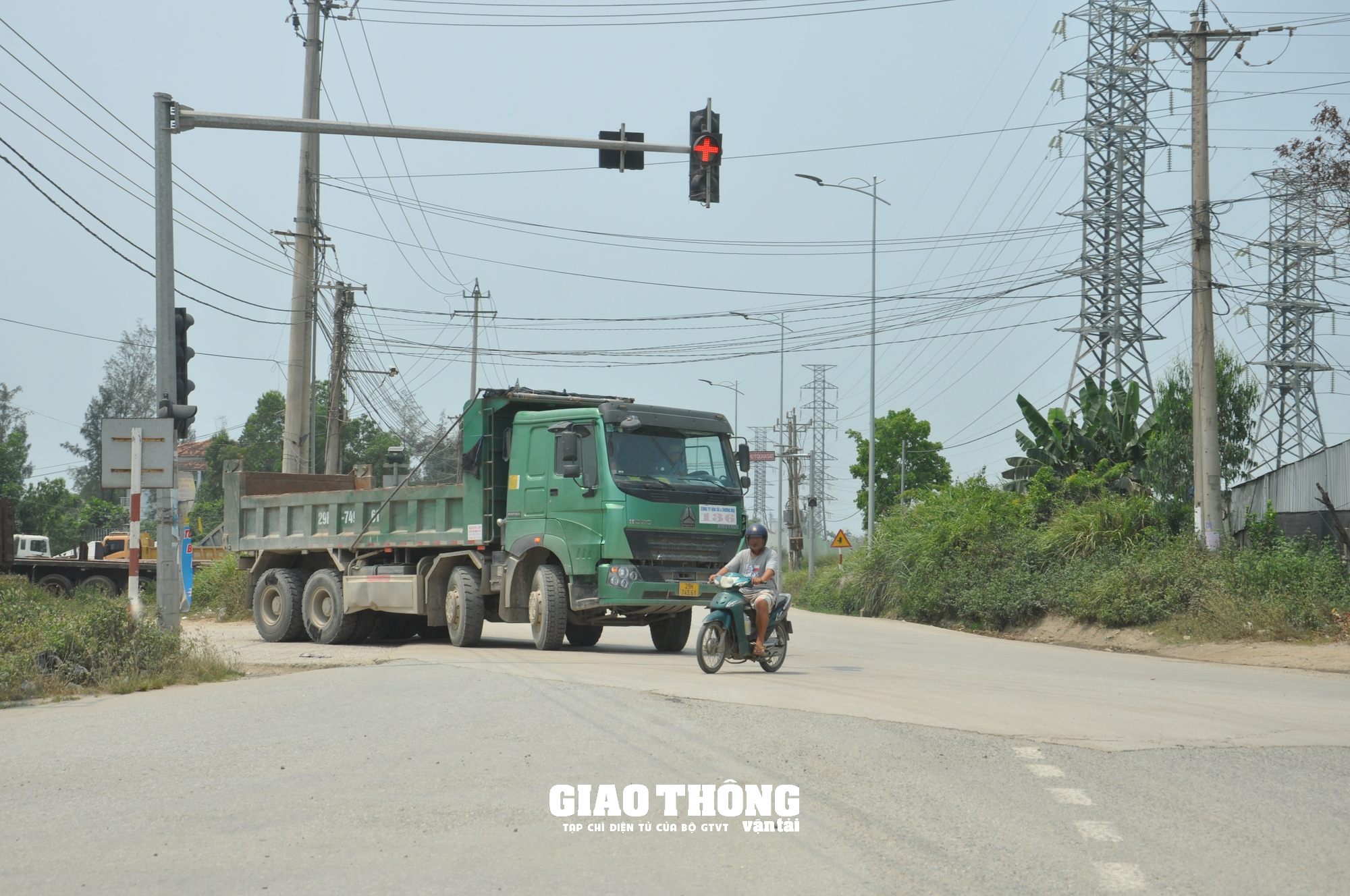 Nỗ lực đảm bảo TTATGT trên các tuyến đường Khu Kinh tế Dung Quất - Ảnh 10.