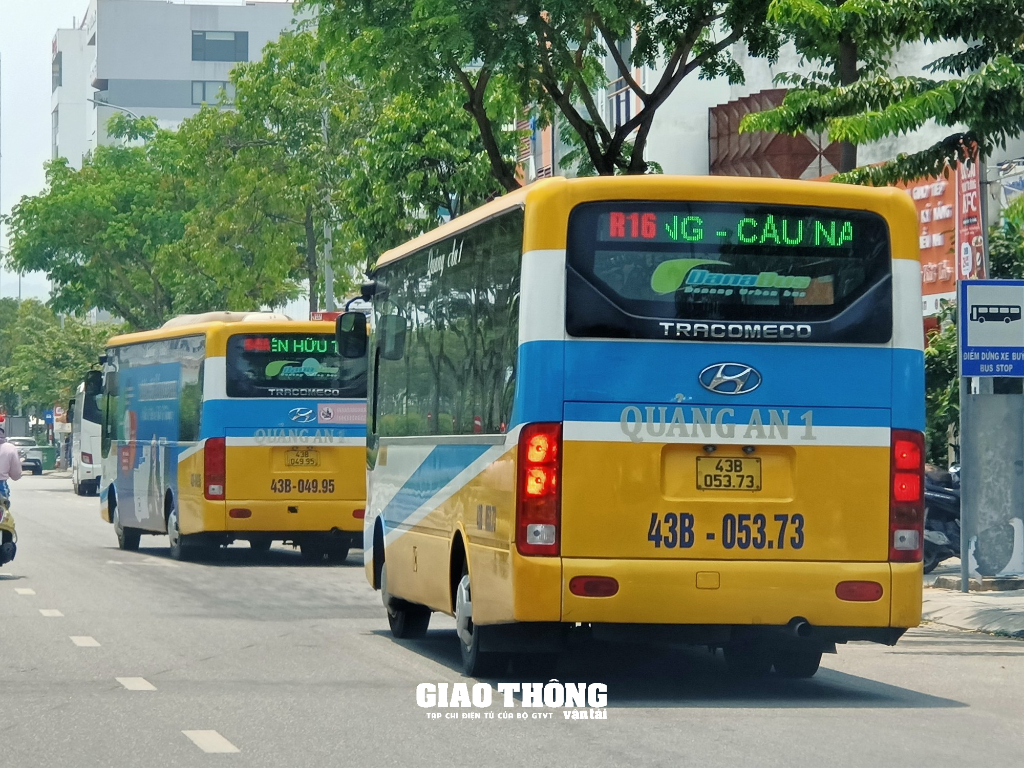Đà Nẵng: Nhức nhối nạn ô tô con dừng, đỗ lấn chiếm điểm đón, trả khách xe buýt - Ảnh 2.