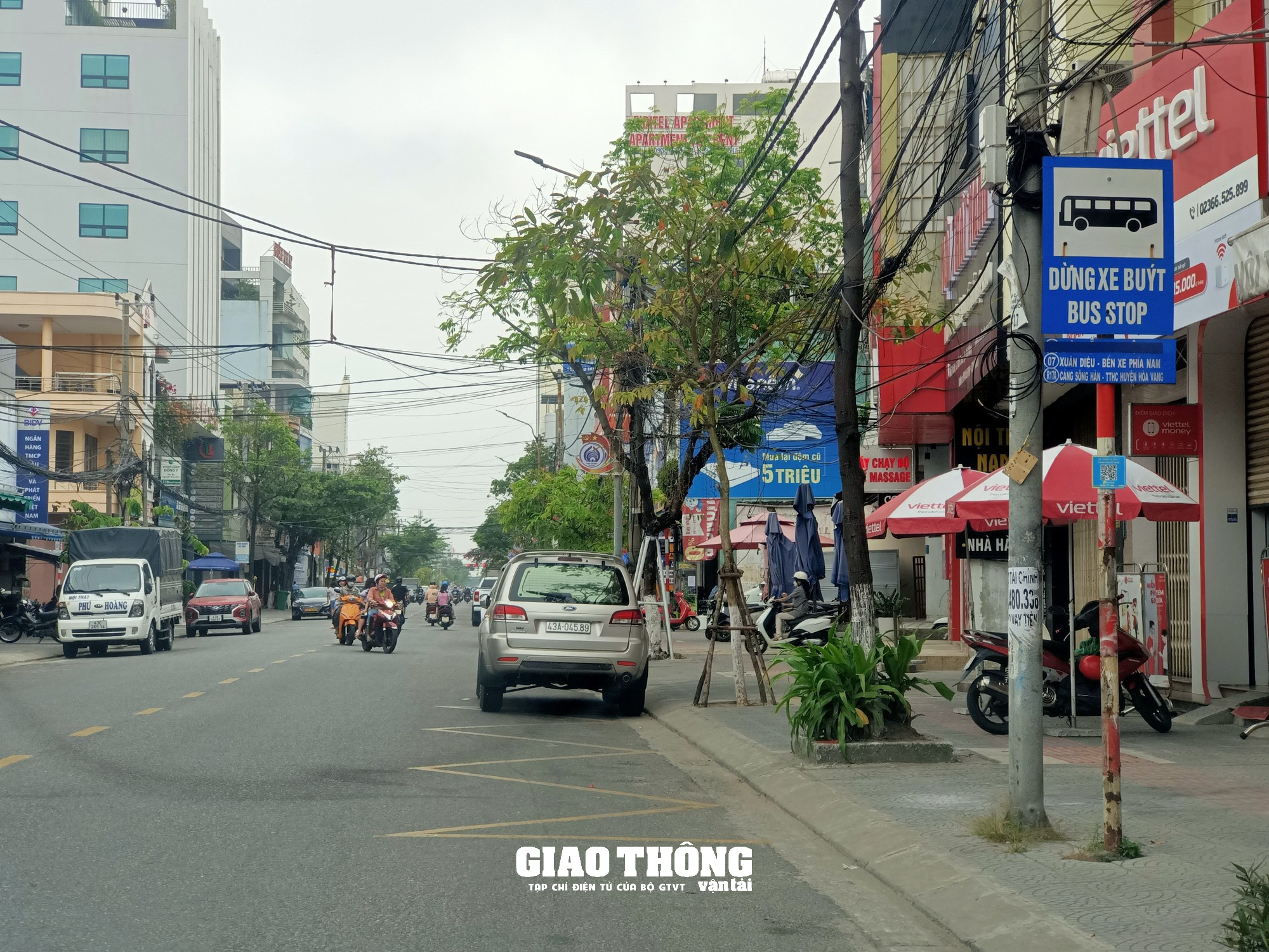 Đà Nẵng: Nhức nhối nạn ô tô con dừng, đỗ lấn chiếm điểm đón, trả khách xe buýt - Ảnh 7.