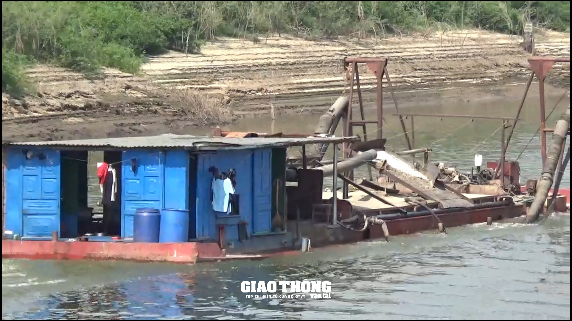 Bất chấp quy định, tàu không đăng ký, đăng kiểm thi công nạo vét hồ thủy điện ở Đắk Lắk - Ảnh 2.
