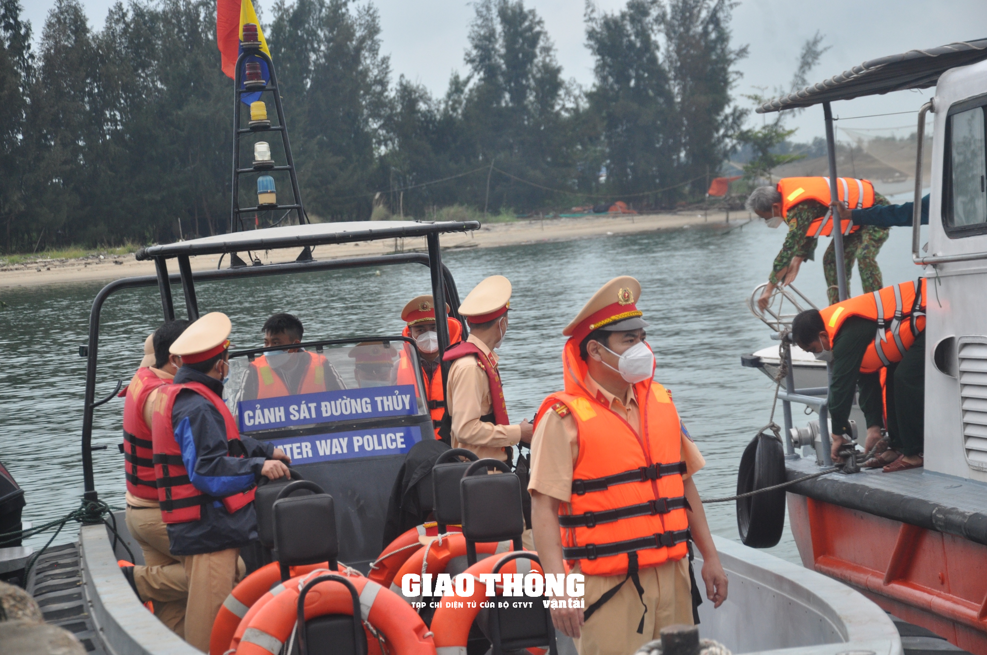 Quảng Nam đảm bảo an toàn cho trẻ em khi tham gia giao thông đường thủy - Ảnh 2.