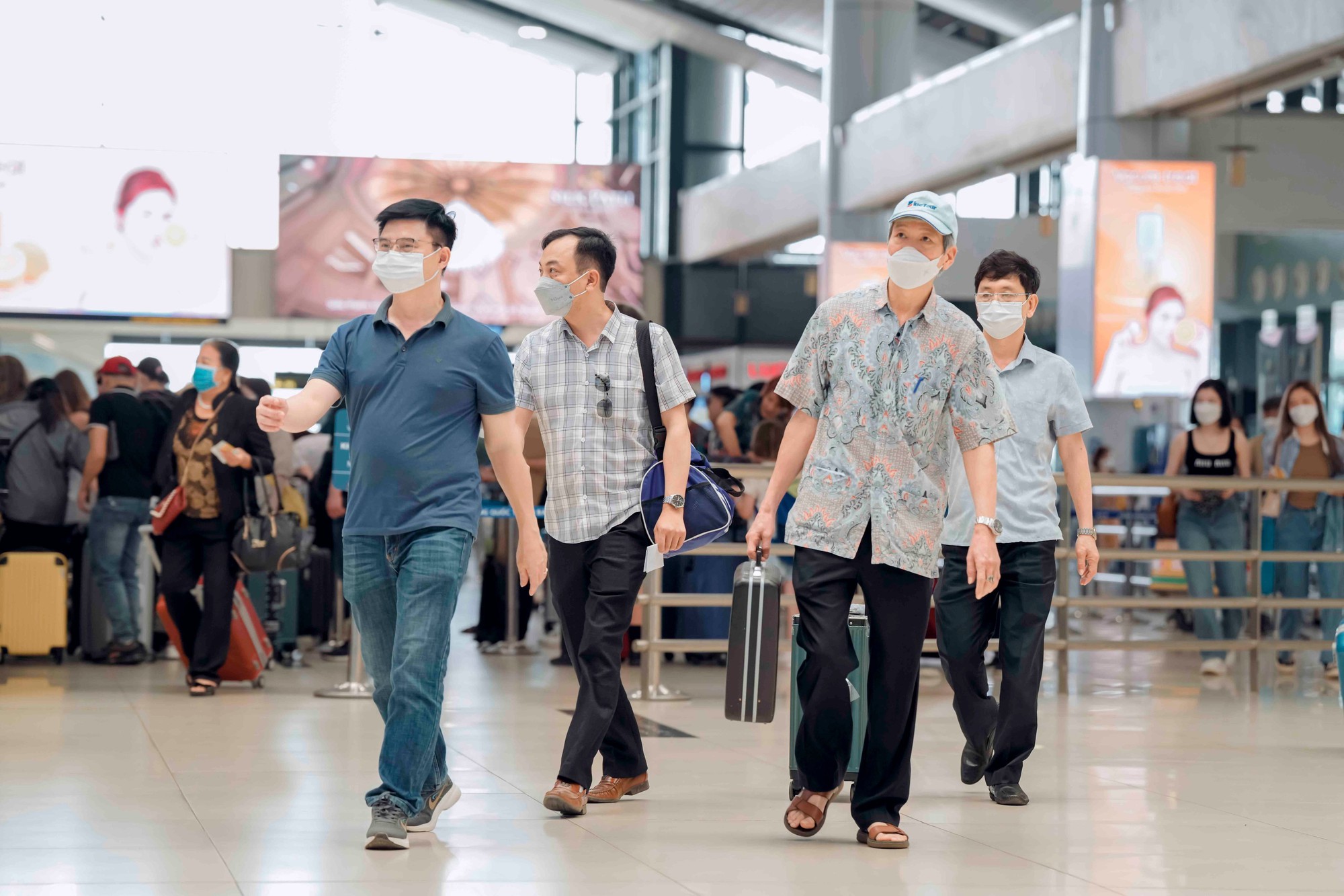 Chùm ảnh: Gần 80.000 khách qua Cảng hàng không Nội Bài ngày trước kỳ nghỉ lễ   - Ảnh 1.