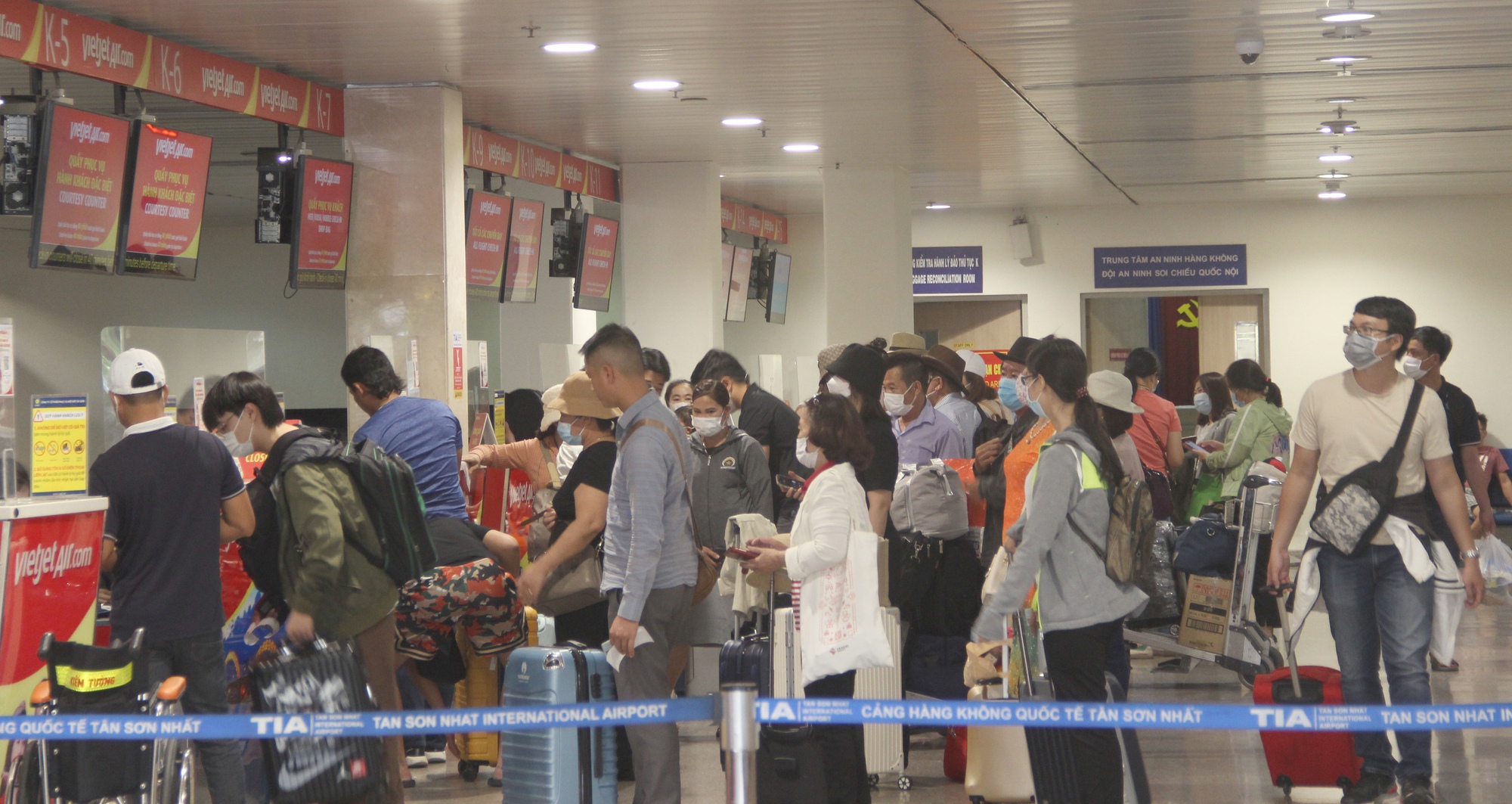 Hàng ngàn người đổ về sân bay Tân Sơn Nhất ngày đầu cao điểm Lễ 30/4 - 1/5 - Ảnh 1.