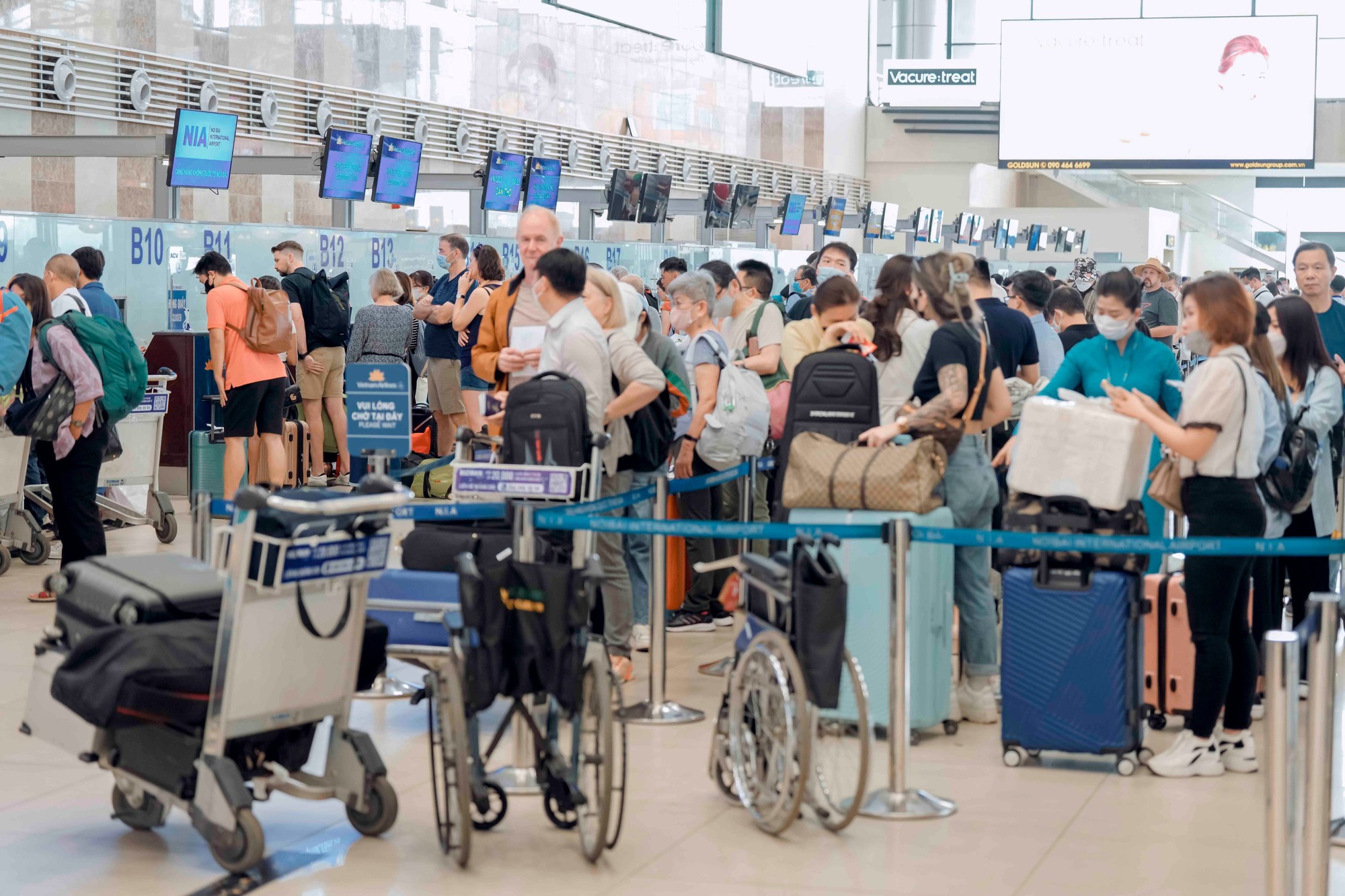 Chùm ảnh: Gần 80.000 khách qua Cảng hàng không Nội Bài ngày trước kỳ nghỉ lễ   - Ảnh 4.