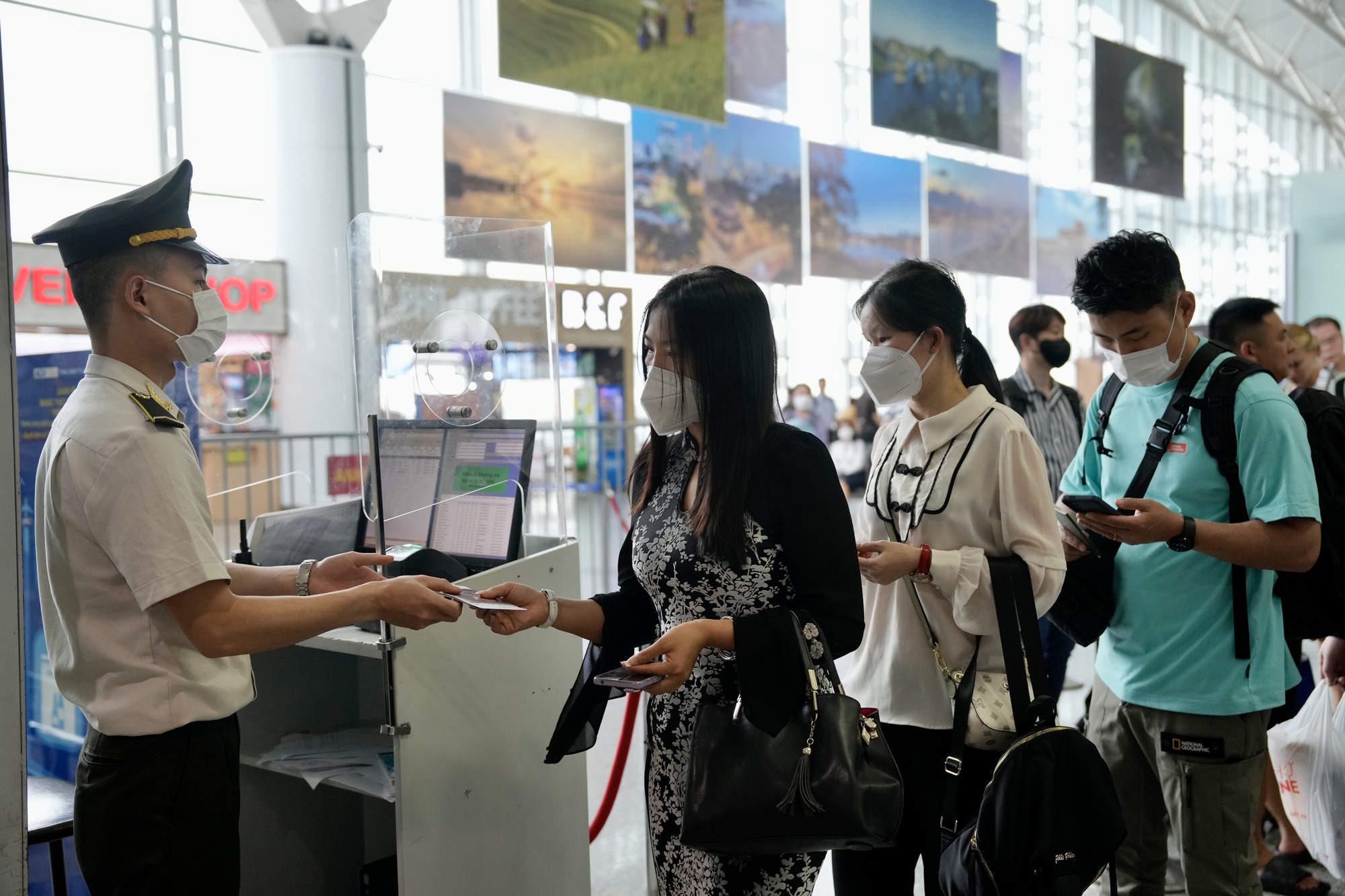 Chùm ảnh: Gần 80.000 khách qua Cảng hàng không Nội Bài ngày trước kỳ nghỉ lễ   - Ảnh 7.