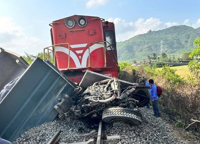 Khánh Hòa: Va chạm với tàu lửa, tài xế xe tải tử vong - Ảnh 1.