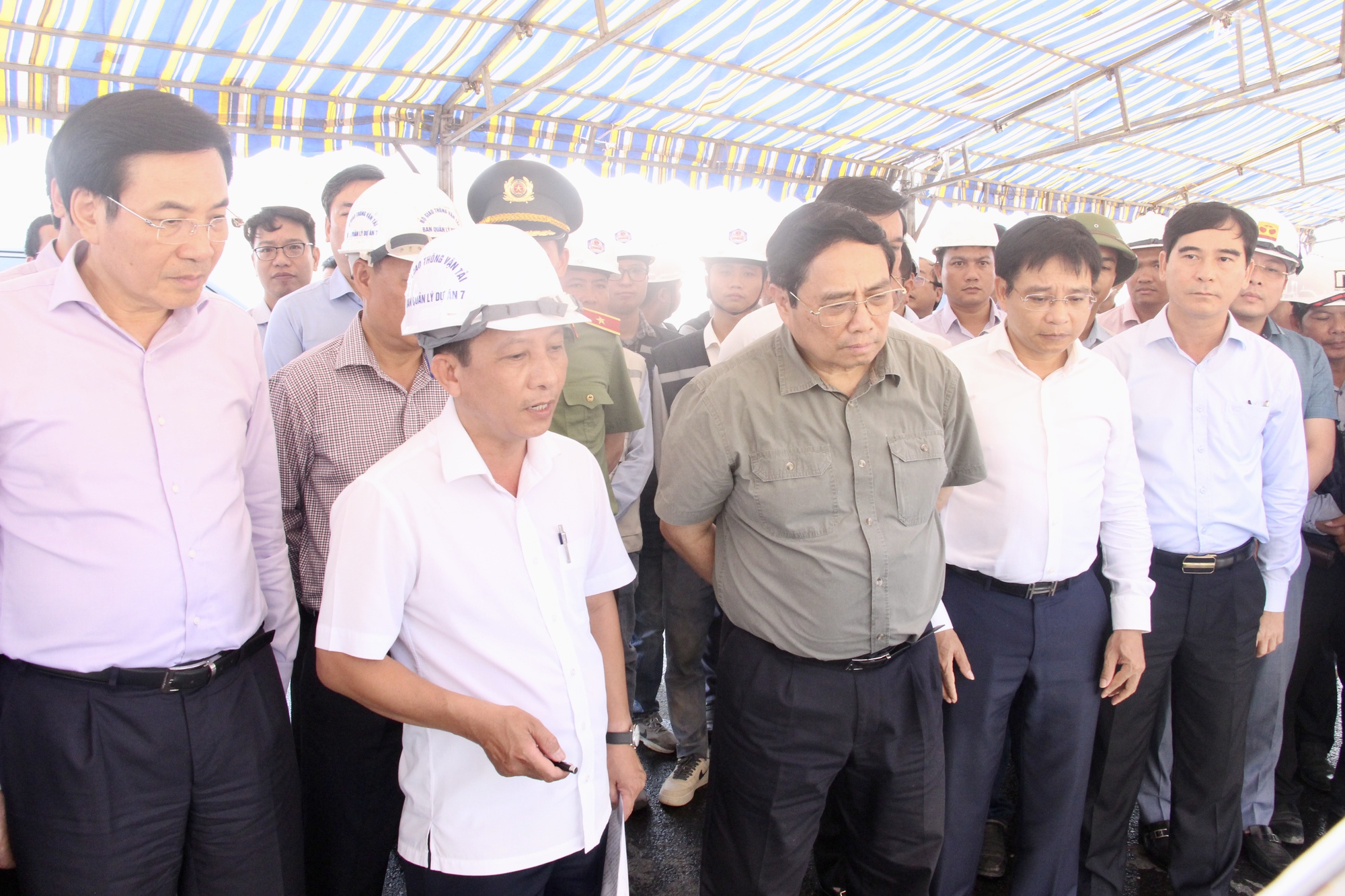 Thủ tướng Phạm Minh Chính, kiểm tra cao tốc Vĩnh Hảo - Phan Thiết  - Ảnh 1.