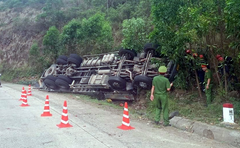 Vụ TNGT 4 người chết Phú Yên: Xe tải cho phép chở 2 người nhưng chở đến 9 người. - Ảnh 2.