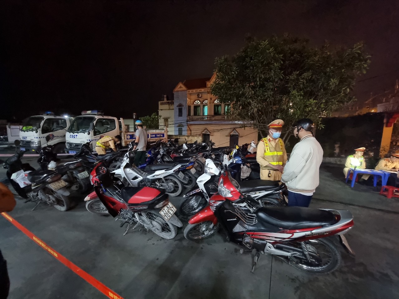 Một tối CSGT Quảng Ninh phát hiện 25 người điều khiển phương tiện vi phạm nổng độ cồn  - Ảnh 1.