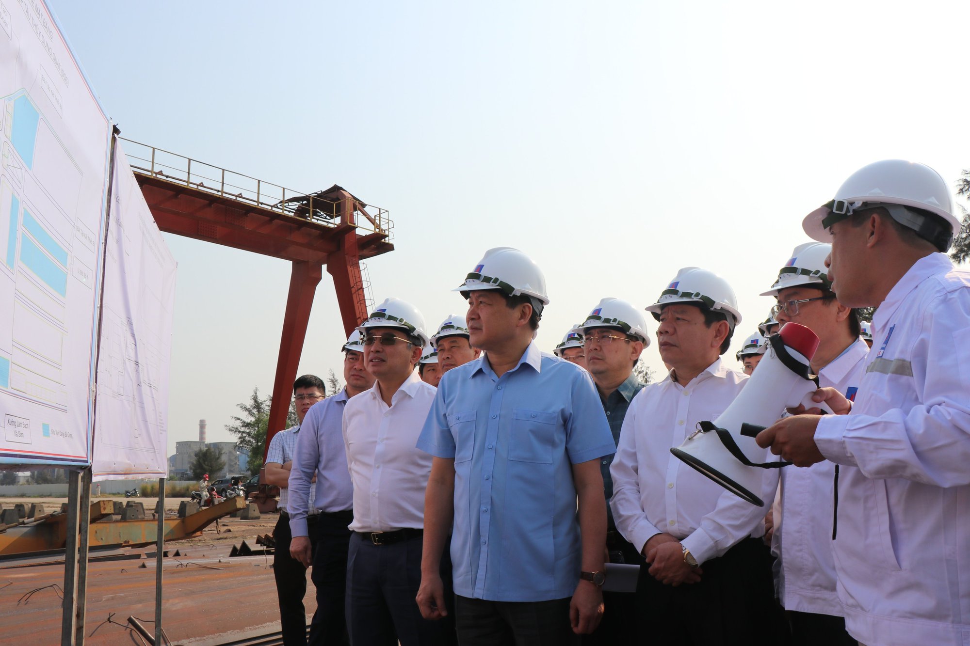 Phó Thủ tướng Chính phủ Lê Minh Khái làm việc với Công ty Công nghiệp tàu thủy Dung Quất - Ảnh 1.