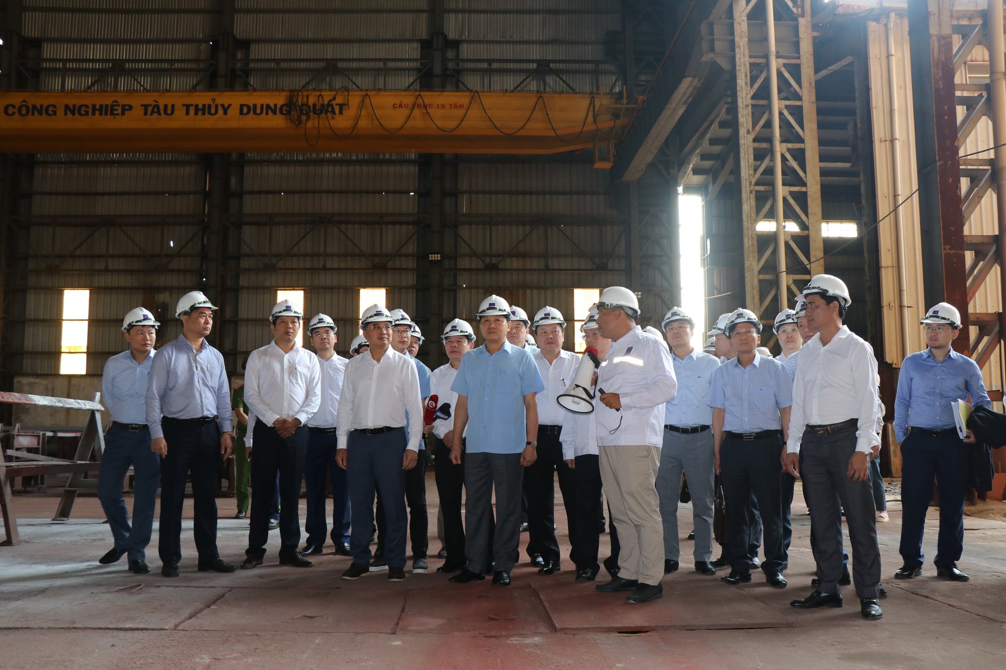 Phó Thủ tướng Chính phủ Lê Minh Khái làm việc với Công ty Công nghiệp tàu thủy Dung Quất - Ảnh 2.
