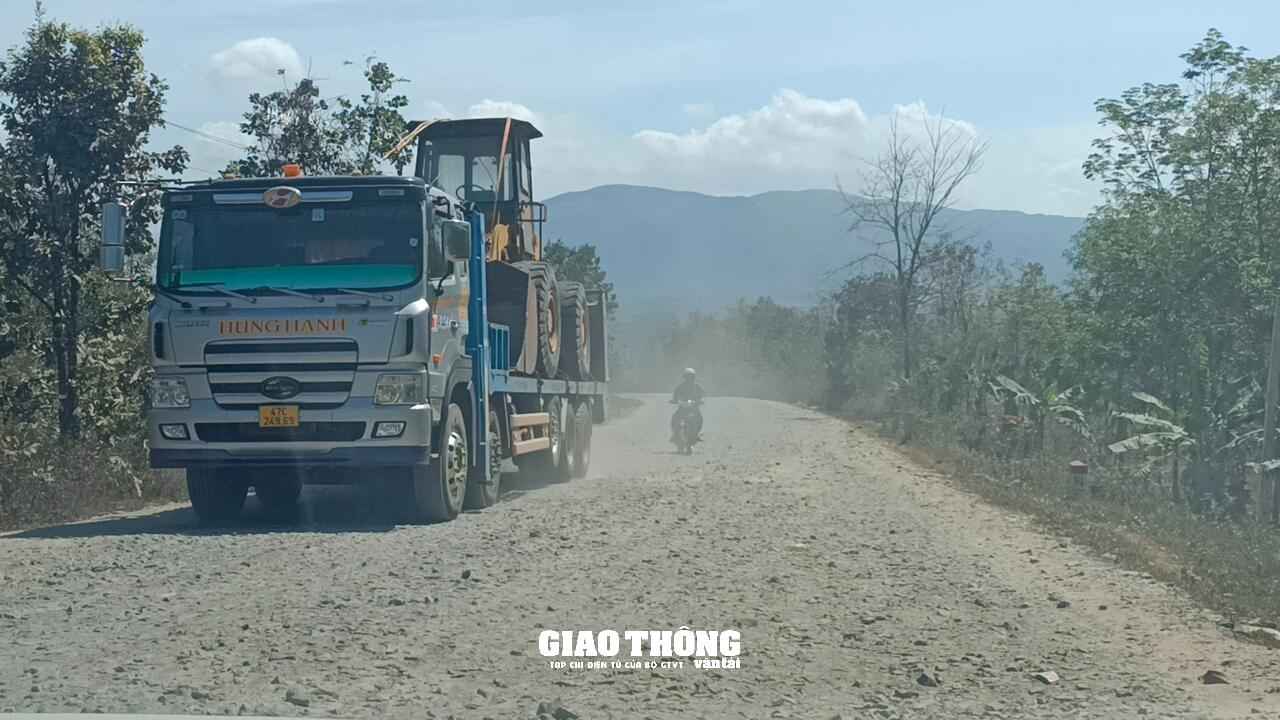 Cận cảnh tuyến đường tỉnh lộ 15 ở Đắk Lắk xuống cấp, gây mất ATGT - Ảnh 2.