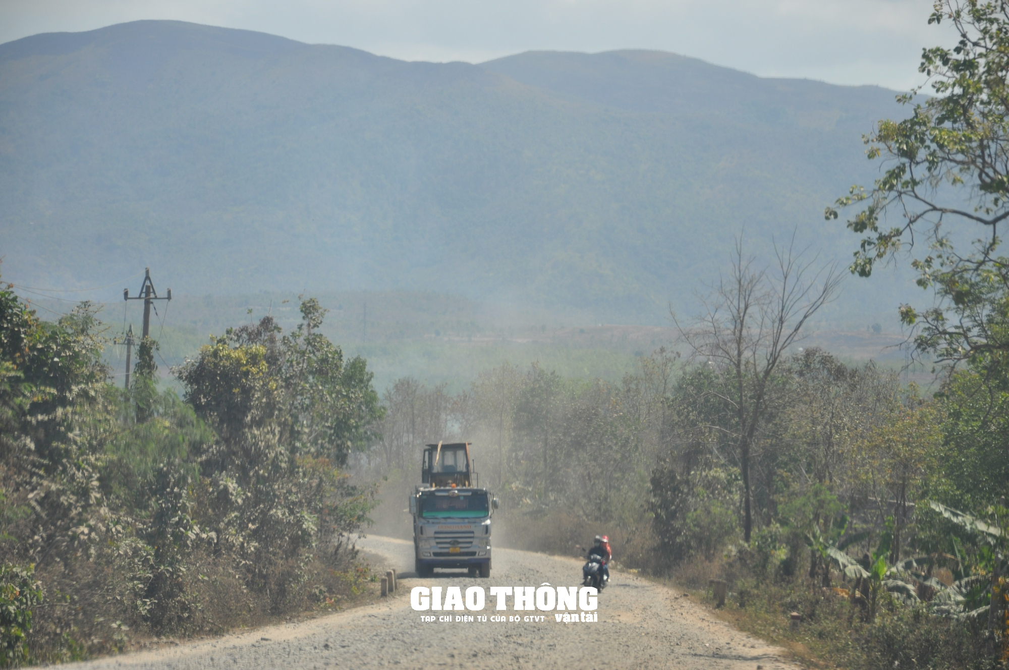 Cận cảnh tuyến đường tỉnh lộ 15 ở Đắk Lắk xuống cấp, gây mất ATGT - Ảnh 5.