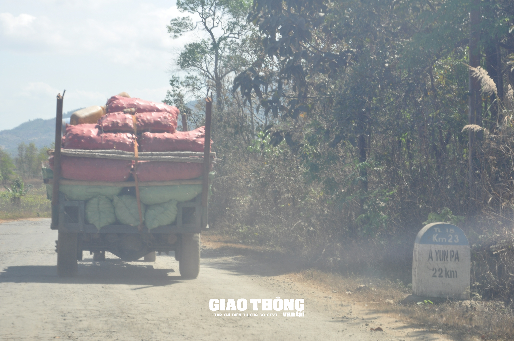Cận cảnh tuyến đường tỉnh lộ 15 ở Đắk Lắk xuống cấp, gây mất ATGT - Ảnh 6.