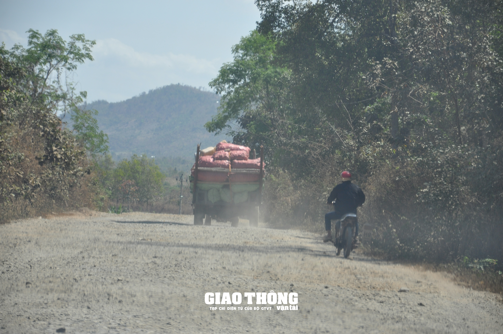 Cận cảnh tuyến đường tỉnh lộ 15 ở Đắk Lắk xuống cấp, gây mất ATGT - Ảnh 8.